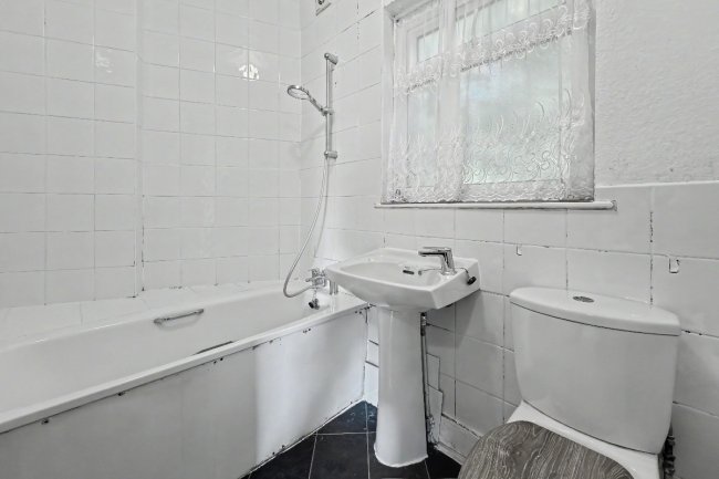 2b Woodside Gardens, Tottenham, London N17 6UY 9