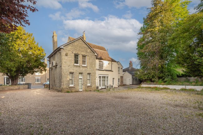 43 Kneesworth Street, Royston, SG8 5AB 25