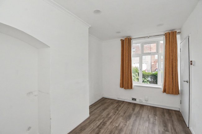 398 Hedgemans Road, Dagenham, Essex, RM9 6BU 3