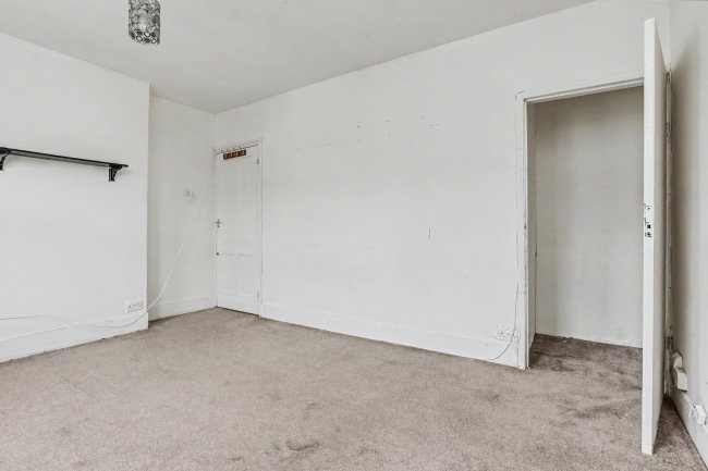 6A Endsleigh Road, Merstham, Redhill, RH1 3LX 7