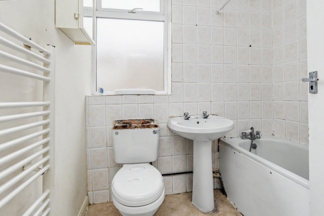 6A Endsleigh Road, Merstham, Redhill, RH1 3LX 7