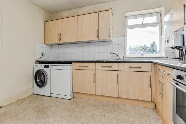 6A Endsleigh Road, Merstham, Redhill, RH1 3LX 7