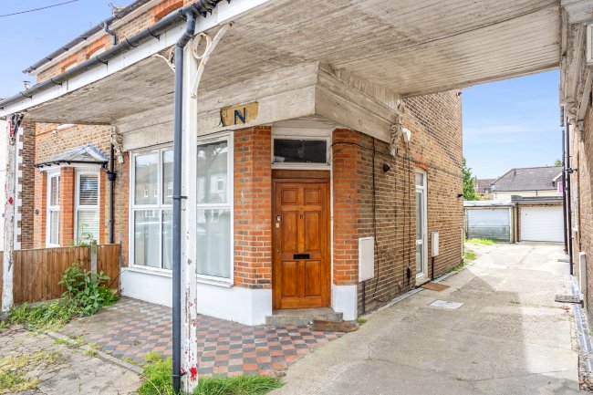 6A Endsleigh Road, Merstham, Redhill, RH1 3LX 7
