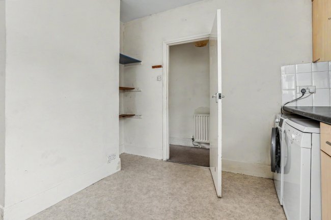 6A Endsleigh Road, Merstham, Redhill, RH1 3LX 7