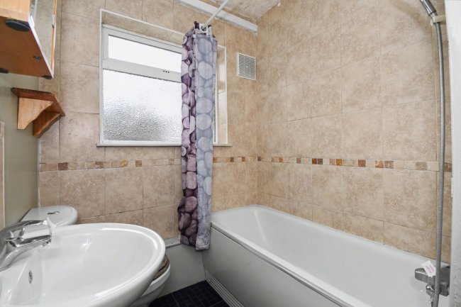 89 Beechwood Gardens, Slough, SL1 2HP 2