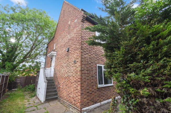 89 Beechwood Gardens, Slough, SL1 2HP 2