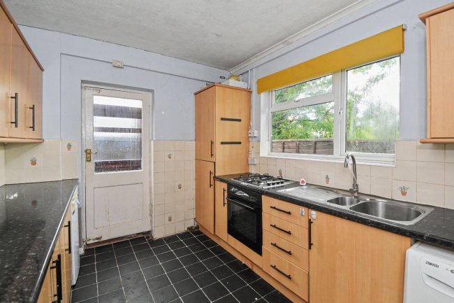 89 Beechwood Gardens, Slough, SL1 2HP 2