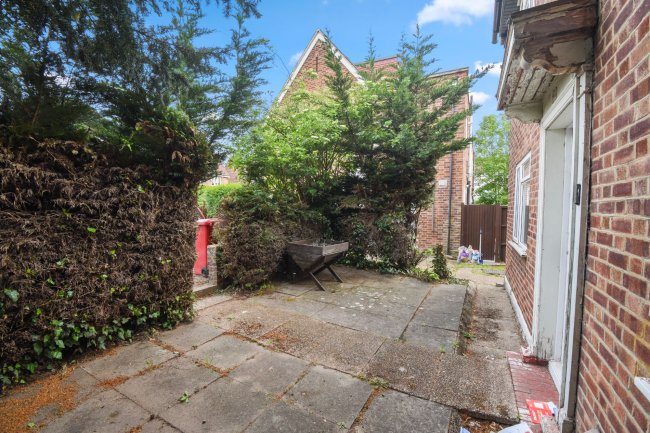 89 Beechwood Gardens, Slough, SL1 2HP 2