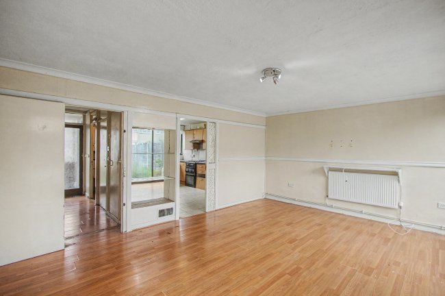 31 Bell Farm Avenue, Dagenham, Essex, RM10 7AT 2