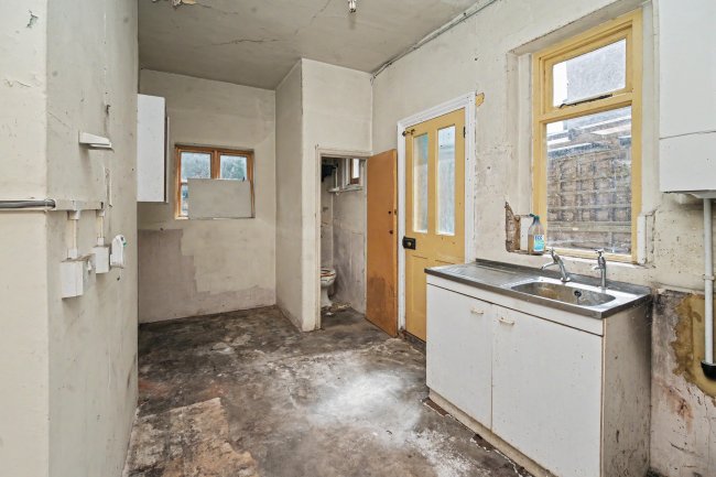 200 Woodside Green, South Norwood, London, SE25 5EW 6