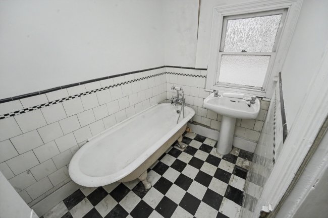 200 Woodside Green, South Norwood, London, SE25 5EW 6