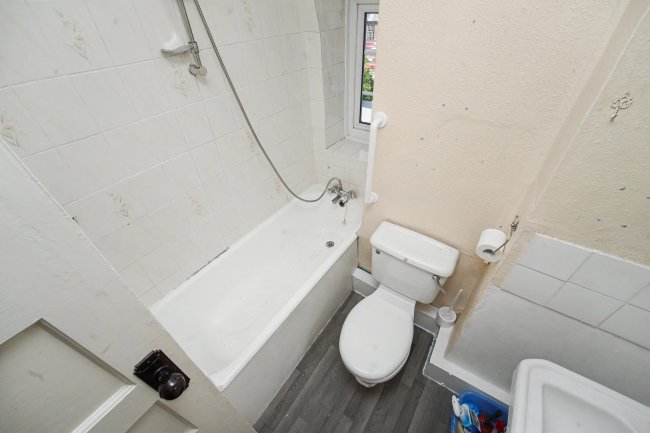 60 Grosvenor Court, London Road, Morden, Surrey, SM4 5HG 10
