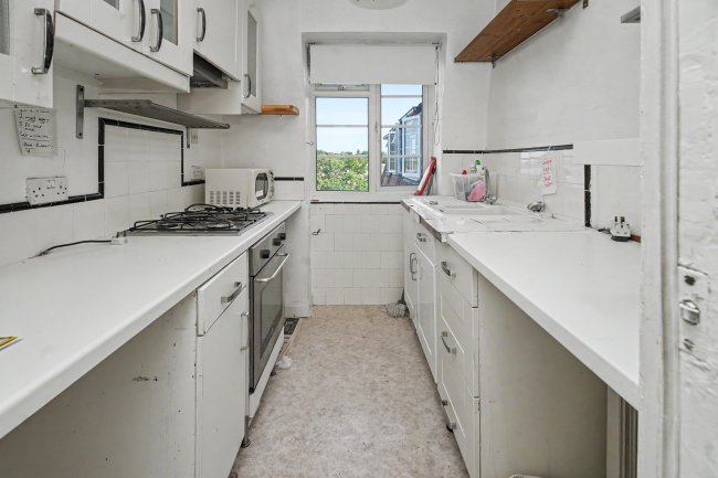 60 Grosvenor Court, London Road, Morden, Surrey, SM4 5HG 10