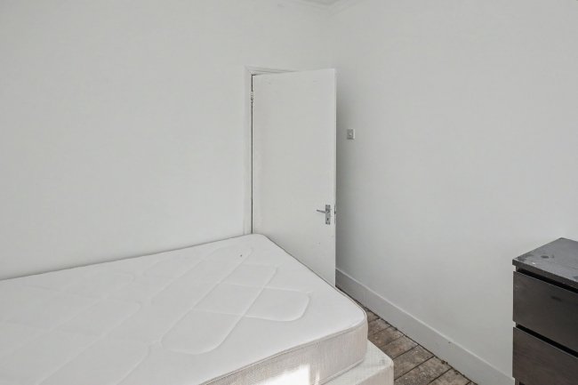 15 Netherfield Road, London N12 8DP 30