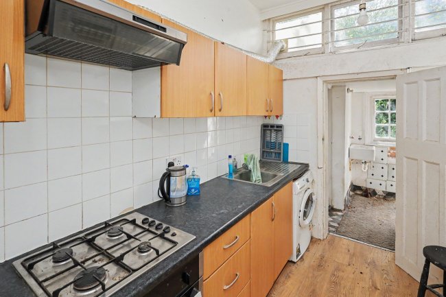 15 Netherfield Road, London N12 8DP 30