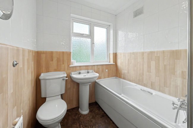 18 Broadoak Avenue, Enfield, EN3 6TS 1