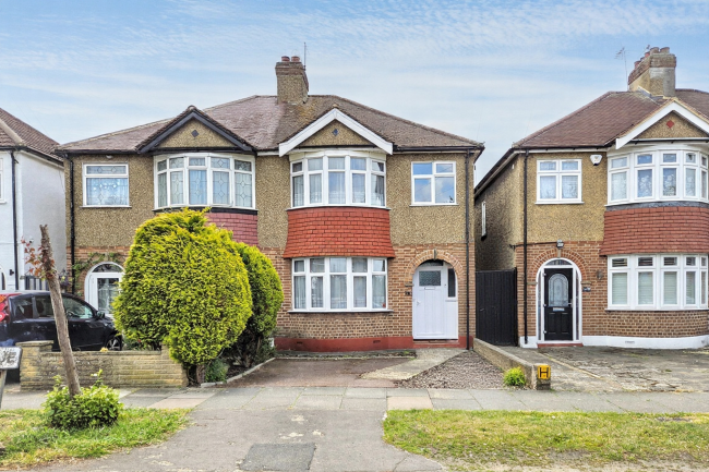 18 Broadoak Avenue, Enfield, EN3 6TS 5