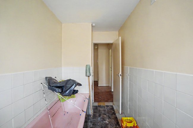 Flat 8 Furze Court, Ashburton Road, Addiscombe, South Croydon, CR0 6AP 2