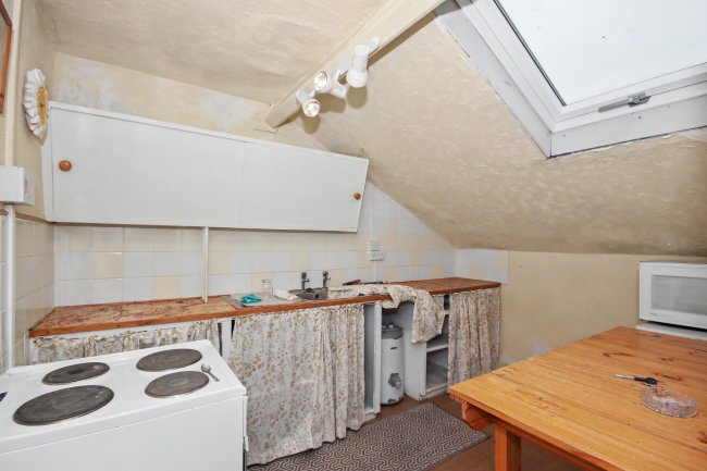 Flat 5, 5 Kirkley Cliff, Lowestoft, Suffolk, NR33 0BY 10
