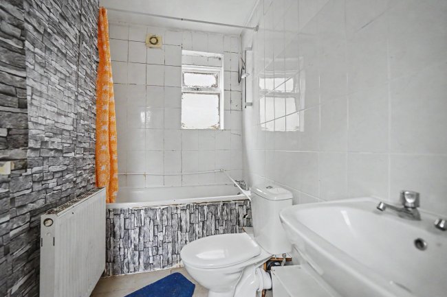 First Floor Flat, 192 Queens Road, Peckham, London SE15 2HP 3