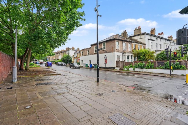 First Floor Flat, 192 Queens Road, Peckham, London SE15 2HP 3