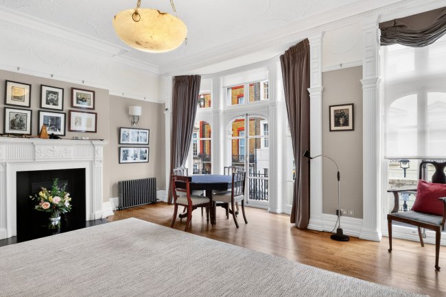 30 Queen Anne Street, London W1G 8HX 1