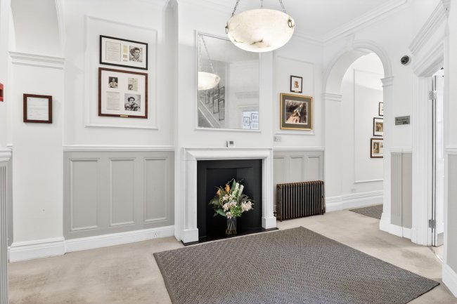 30 Queen Anne Street, London W1G 8HX 1