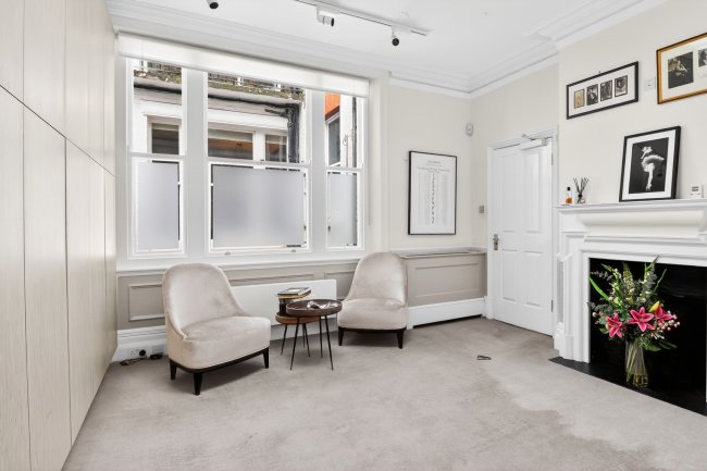 30 Queen Anne Street, London W1G 8HX 1