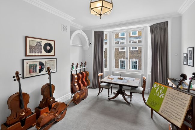30 Queen Anne Street, London W1G 8HX 1