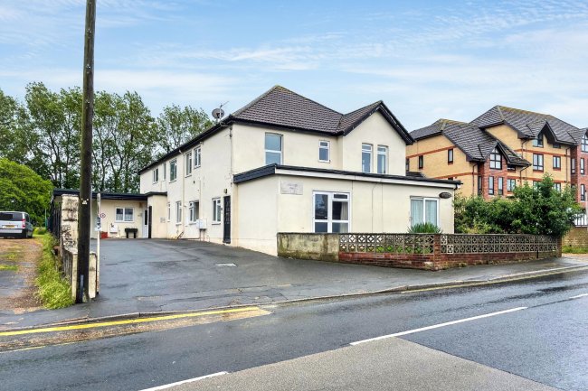6 Rostrevor Court, 96 Sandown Road, Sandown PO36 9JX 7