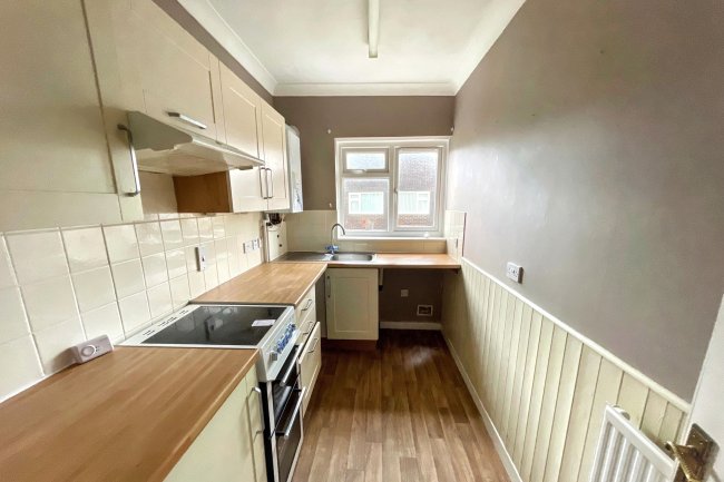 6 Rostrevor Court, 96 Sandown Road, Sandown PO36 9JX 7