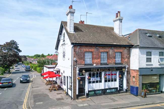 Royal Oak, 68 High St, Caterham CR3 5UB 4