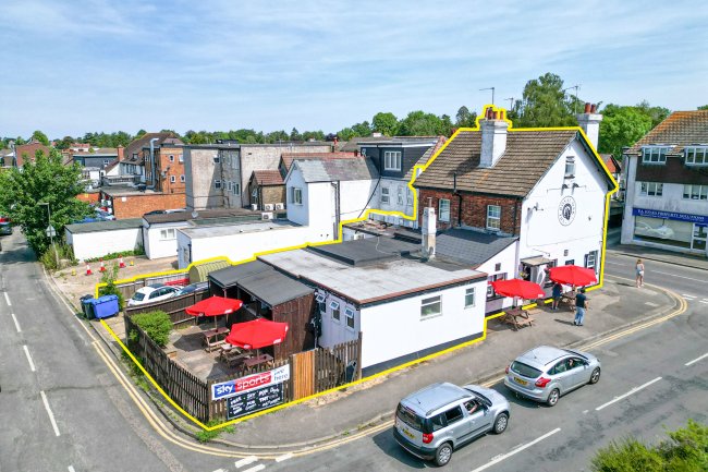 Royal Oak, 68 High St, Caterham CR3 5UB 4