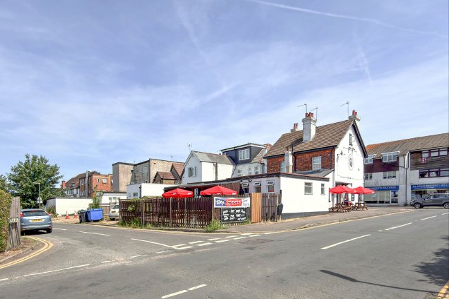 Royal Oak, 68 High St, Caterham CR3 5UB 4