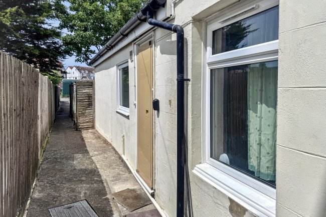 Flat 2, 65 Bayford Road, Littlehampton, BN17 5HN 3