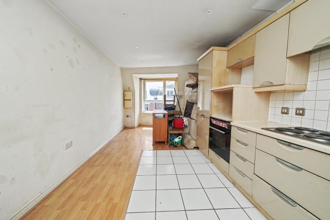 Flat 5, Lapidge House, 5 Coombe Road, Kingston upon Thames, Surrey, KT2 7AB 8