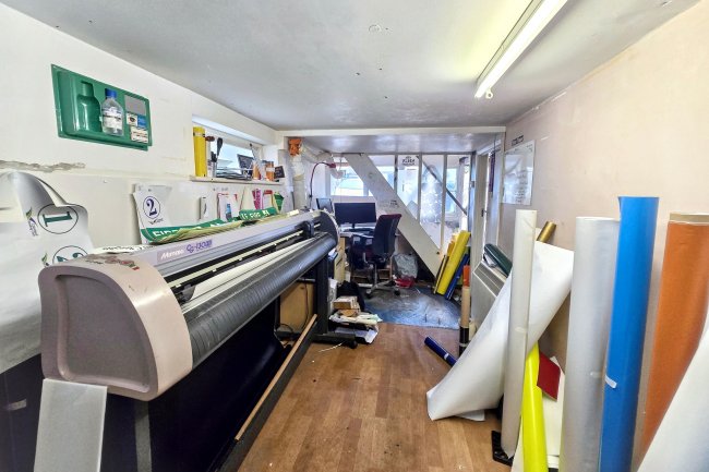 25 Doods Road, Reigate, RH2 0NT 7