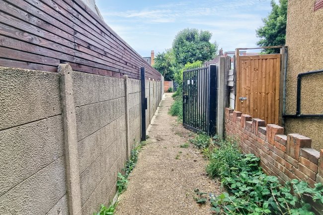 Rear of 16 Empire Avenue, Edmonton, London N18 1AD 3