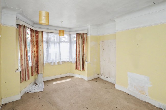 36 St Andrews Road, Ilford, London IG1 3PF 2