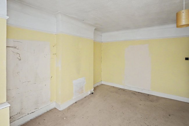 36 St Andrews Road, Ilford, London IG1 3PF 2