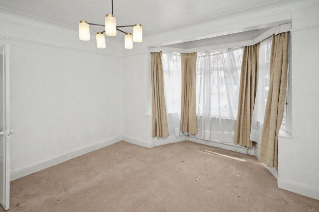 36 St Andrews Road, Ilford, London IG1 3PF 2