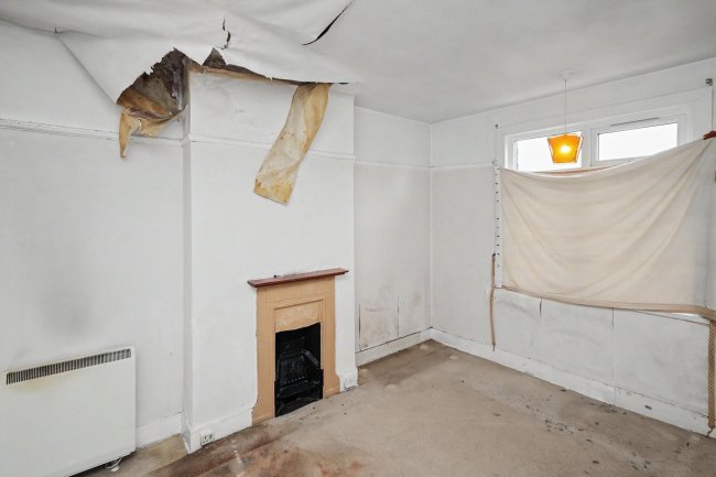 36 St Andrews Road, Ilford, London IG1 3PF 2