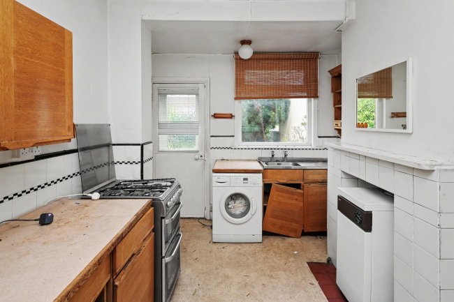 36 St Andrews Road, Ilford, London IG1 3PF 2