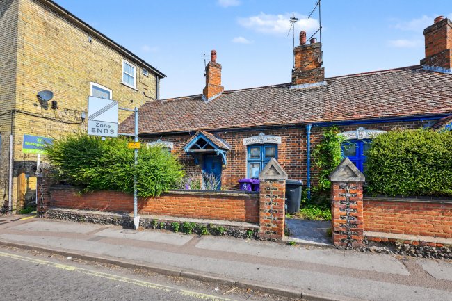 4 The Alms Houses, Queens Road, Royston SG8 7AP 5