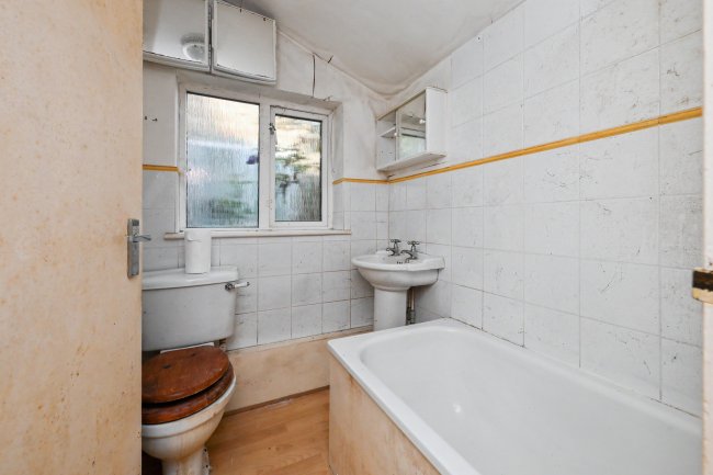 4 The Alms Houses, Queens Road, Royston SG8 7AP 5