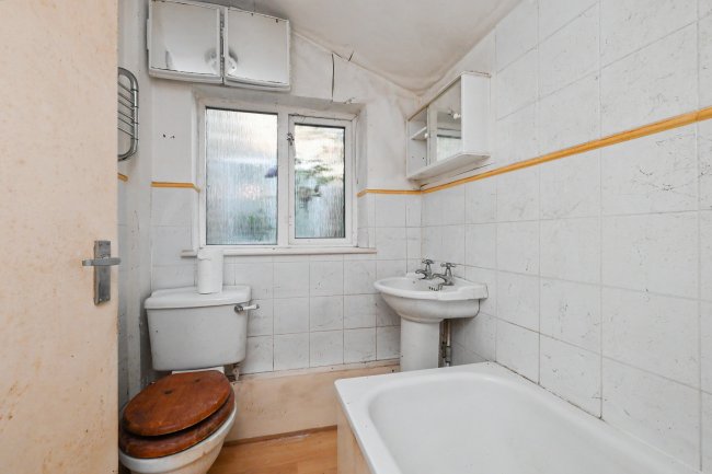 4 The Alms Houses, Queens Road, Royston SG8 7AP 5