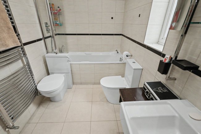 4 Beech Hill, Barnet, EN4 0JP 5