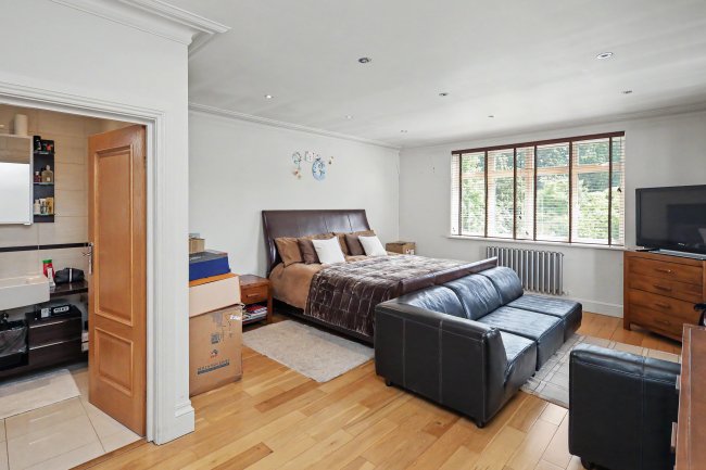 4 Beech Hill, Barnet, EN4 0JP 5