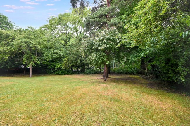 2 The Lodge, The Plain, Epping, CM16 6TP 8