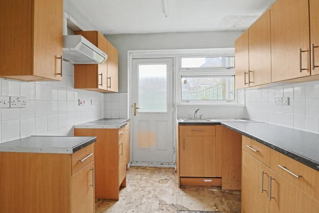 35 Park View, Crewkerne, Somerset, TA18 8HS 4